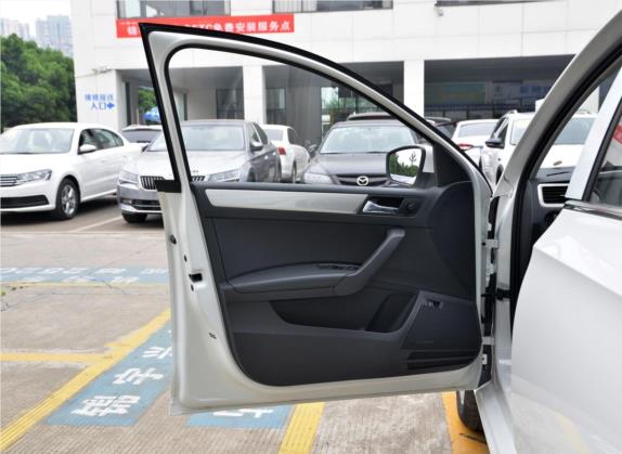 昕锐 2019款 1.5L 手动舒适版 国VI 车厢座椅   前门板