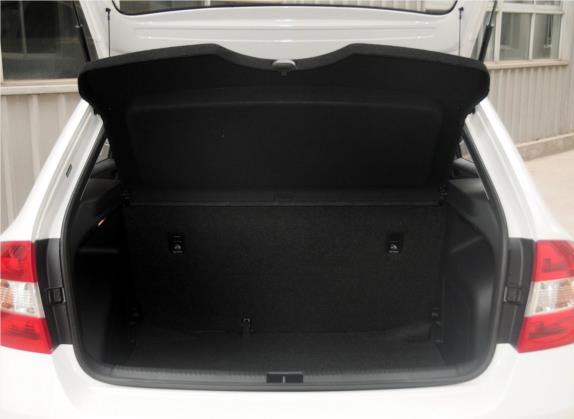 昕动 2014款 1.6L 手动乐享版 车厢座椅   后备厢