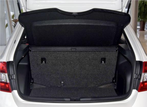 昕动 2016款 1.6L 手动前行版 车厢座椅   后备厢