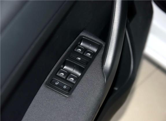 昕动 2016款 1.6L 手动前行版 车厢座椅   门窗控制