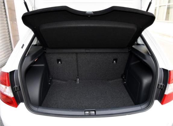 昕动 2016款 1.6L 自动创行版 车厢座椅   后备厢
