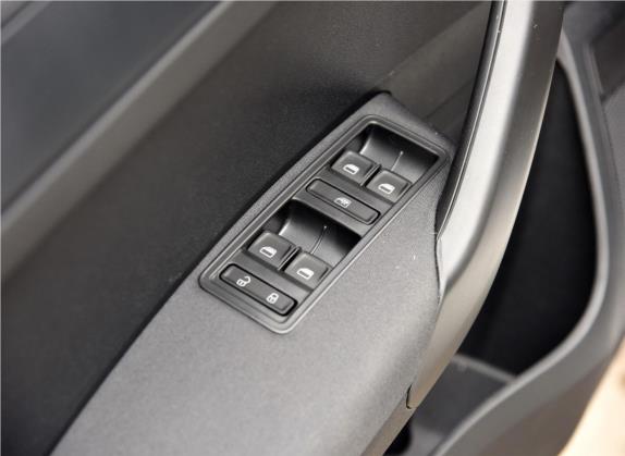 昕动 2016款 改款 1.6L 手动前行版 车厢座椅   门窗控制