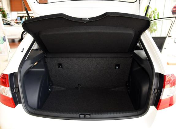昕动 2016款 改款 1.6L 自动前行版 车厢座椅   后备厢