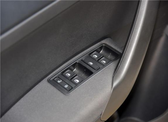 昕动 2016款 改款 1.6L 自动前行版 车厢座椅   门窗控制
