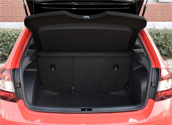 昕动 2016款 改款 1.6L 自动智行版 车厢座椅   后备厢