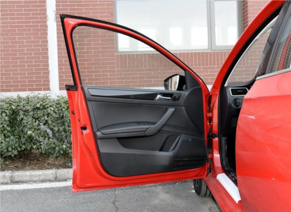 昕动 2016款 改款 1.6L 自动智行版 车厢座椅   前门板