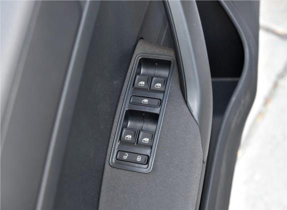 昕动 2018款 1.6L 手动标准版 车厢座椅   门窗控制