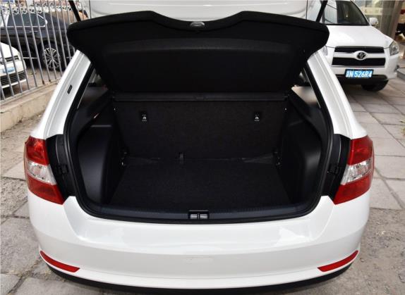 昕动 2018款 1.6L 自动标准版 车厢座椅   后备厢