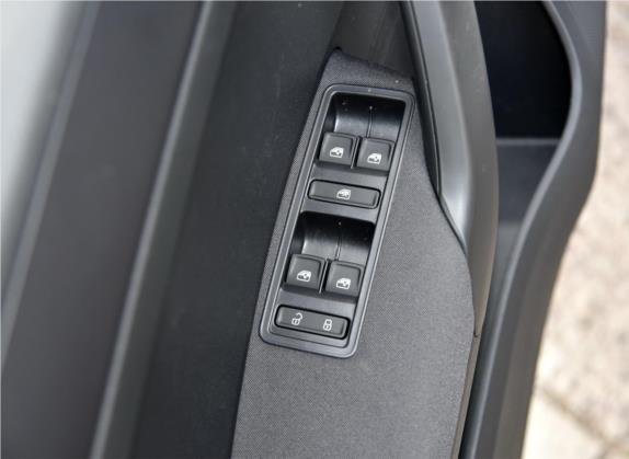 昕动 2018款 1.6L 自动标准版 车厢座椅   门窗控制