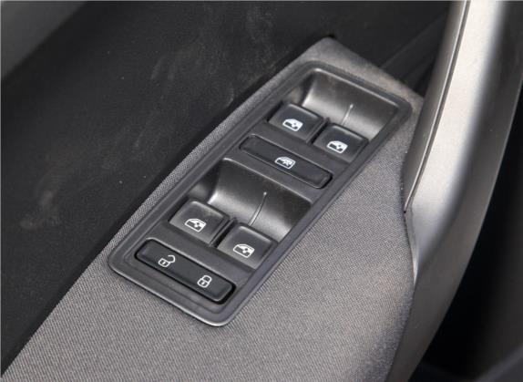 昕动 2020款 1.5L 自动标准版 车厢座椅   门窗控制