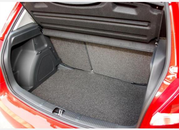 晶锐 2011款 1.6L 自动酷黑版 车厢座椅   后备厢