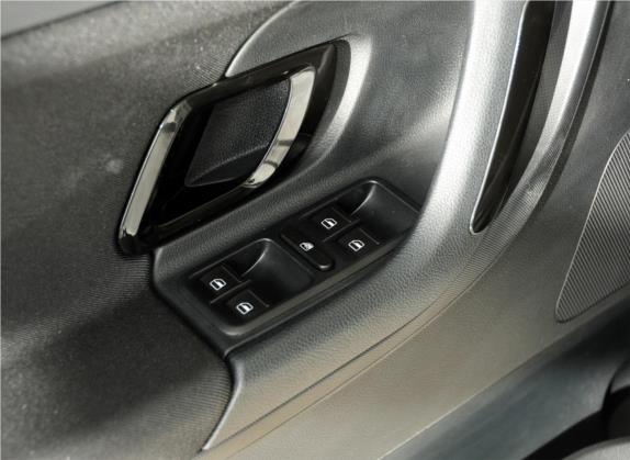 晶锐 2012款 1.6L 手动酷黑版 车厢座椅   门窗控制