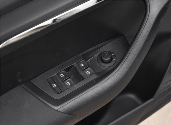 柯米克 2018款 1.5L 手动标准版 国V 车厢座椅   门窗控制