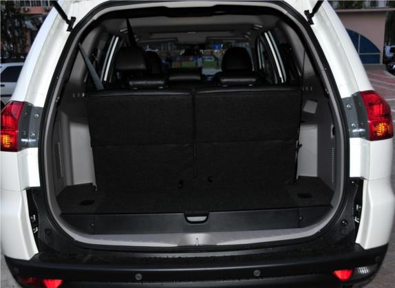 帕杰罗·劲畅(进口) 2011款 3.0L 豪华导航版 车厢座椅   后备厢