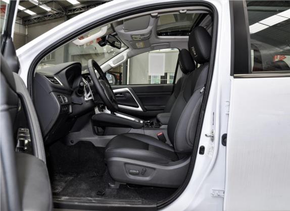 帕杰罗·劲畅(进口) 2020款 3.0L 豪华版 车厢座椅   前排空间