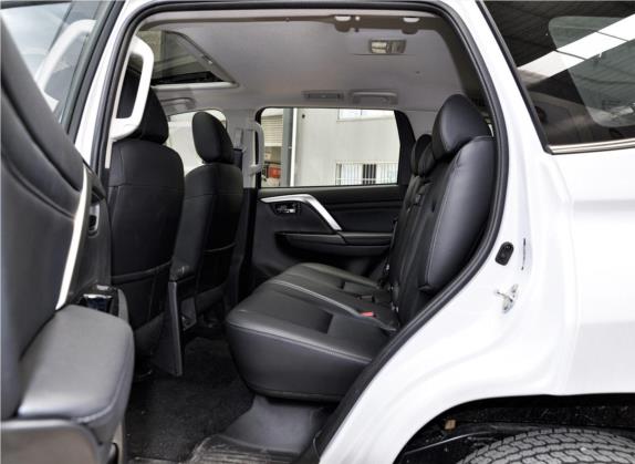 帕杰罗·劲畅(进口) 2020款 3.0L 豪华版 车厢座椅   后排空间