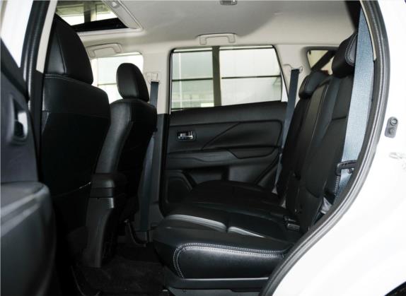 欧蓝德(进口) 2013款 2.0L 四驱都市导航版 5座 车厢座椅   后排空间