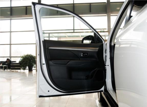 欧蓝德(进口) 2013款 2.0L 四驱都市导航版 5座 车厢座椅   前门板