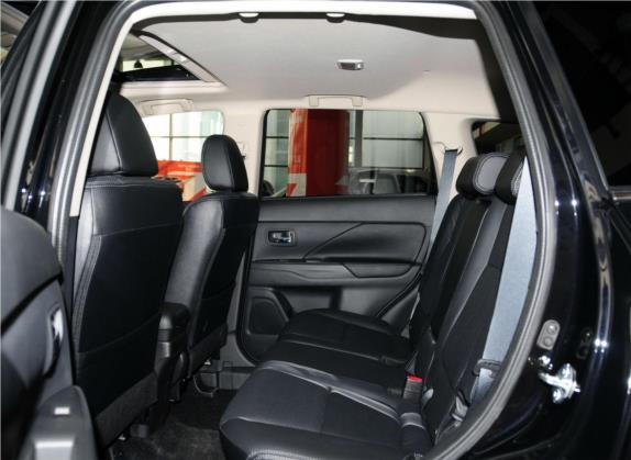 欧蓝德(进口) 2013款 2.4L 四驱豪华导航版 5座 车厢座椅   后排空间