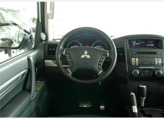 帕杰罗(进口) 2008款 3.8 三门GLS 炫酷版 中控类   驾驶位