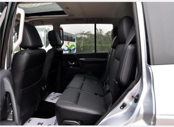 帕杰罗(进口) 2010款 3.0L 自动精英版 车厢座椅   后排空间