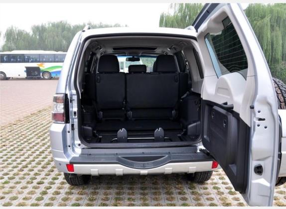 帕杰罗(进口) 2010款 3.0L 自动精英版 车厢座椅   后备厢