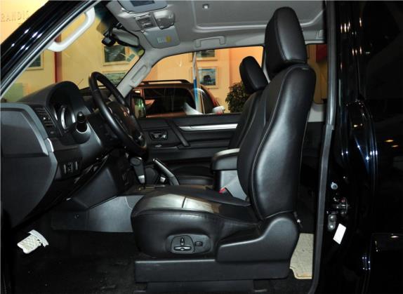 帕杰罗(进口) 2011款 3.8L 三门炫酷版 车厢座椅   前排空间