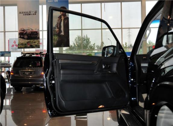 帕杰罗(进口) 2011款 3.8L 三门炫酷版 车厢座椅   前门板