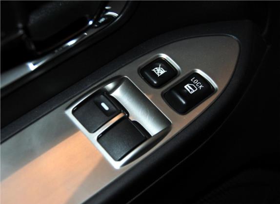 帕杰罗(进口) 2011款 3.8L 三门炫酷版 车厢座椅   门窗控制