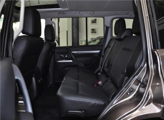 帕杰罗(进口) 2012款 3.0L 精英超越版 车厢座椅   后排空间