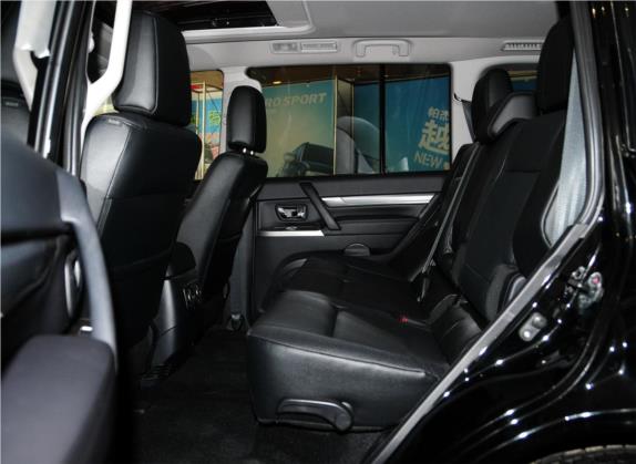 帕杰罗(进口) 2012款 3.8L 尊贵版 车厢座椅   后排空间
