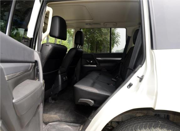 帕杰罗(进口) 2014款 3.0L 精英超越版 车厢座椅   后排空间