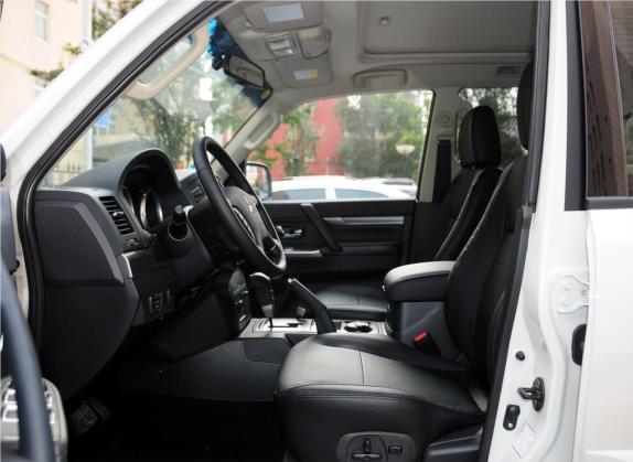 帕杰罗(进口) 2014款 3.0L 精英版 车厢座椅   前排空间