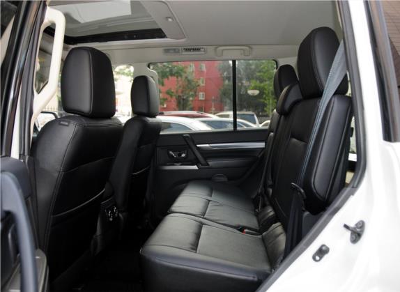 帕杰罗(进口) 2014款 3.0L 精英版 车厢座椅   后排空间