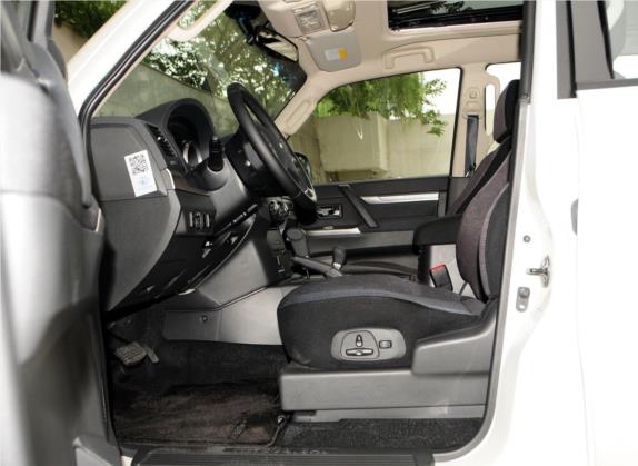 帕杰罗(进口) 2014款 3.0L 豪华版 车厢座椅   前排空间