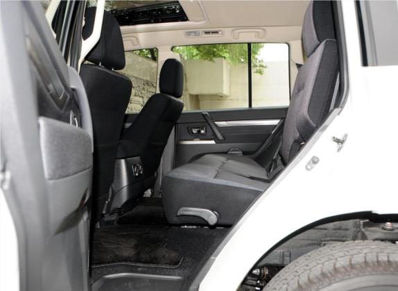帕杰罗(进口) 2014款 3.0L 豪华版 车厢座椅   后排空间