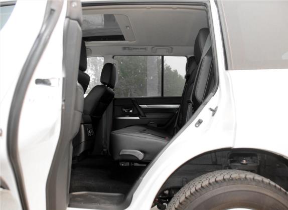 帕杰罗(进口) 2015款 3.0L 自动精英超越版 国IV 车厢座椅   后排空间