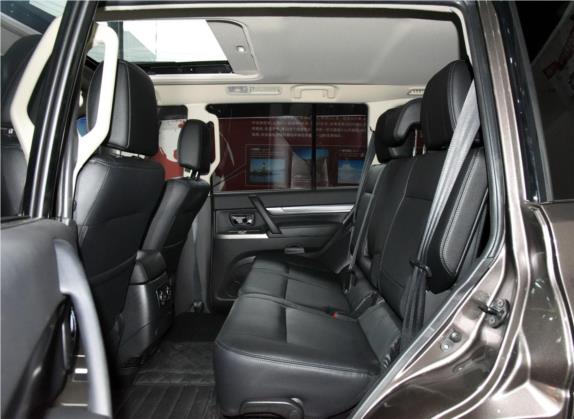 帕杰罗(进口) 2016款 3.0L 自动尊贵版 国IV 车厢座椅   后排空间