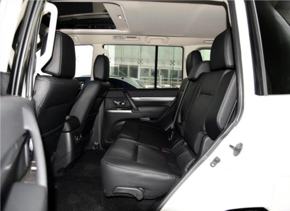 帕杰罗(进口) 2016款 3.0L 自动尊贵版 国V 车厢座椅   后排空间