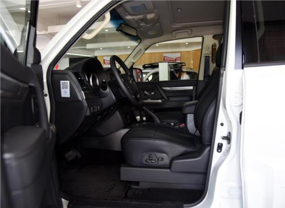帕杰罗(进口) 2016款 3.0L 自动豪华版 国IV 车厢座椅   前排空间