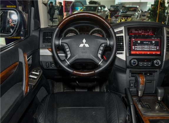 帕杰罗(进口) 2018款 3.0L 自动尊贵版 中控类   驾驶位