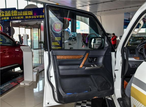 帕杰罗(进口) 2018款 3.0L 自动尊贵版 车厢座椅   前门板