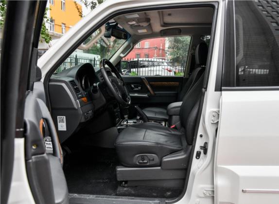 帕杰罗(进口) 2019款 3.0L 自动尊贵版 车厢座椅   前排空间