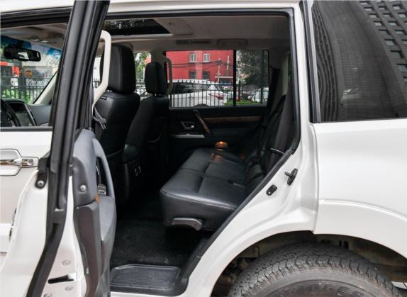 帕杰罗(进口) 2019款 3.0L 自动尊贵版 车厢座椅   后排空间