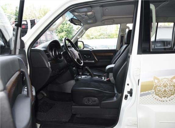帕杰罗(进口) 2020款 3.0L 自动舒适版 车厢座椅   前排空间