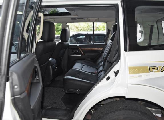 帕杰罗(进口) 2020款 3.0L 自动舒适版 车厢座椅   后排空间