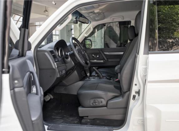 帕杰罗(进口) 2020款 3.0L 自动豪华越野版 车厢座椅   前排空间