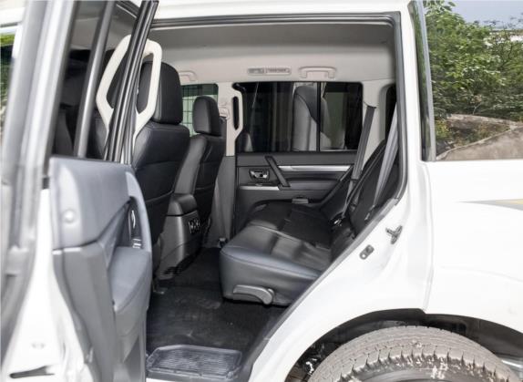帕杰罗(进口) 2020款 3.0L 自动豪华越野版 车厢座椅   后排空间