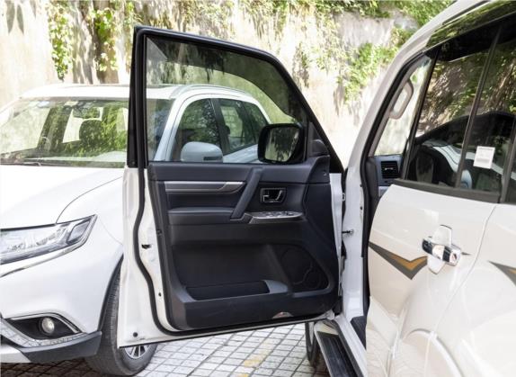 帕杰罗(进口) 2020款 3.0L 自动豪华越野版 车厢座椅   前门板