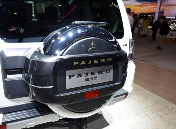 帕杰罗(进口) 2020款 3.0L 自动尊贵越野版 其他细节类   备胎